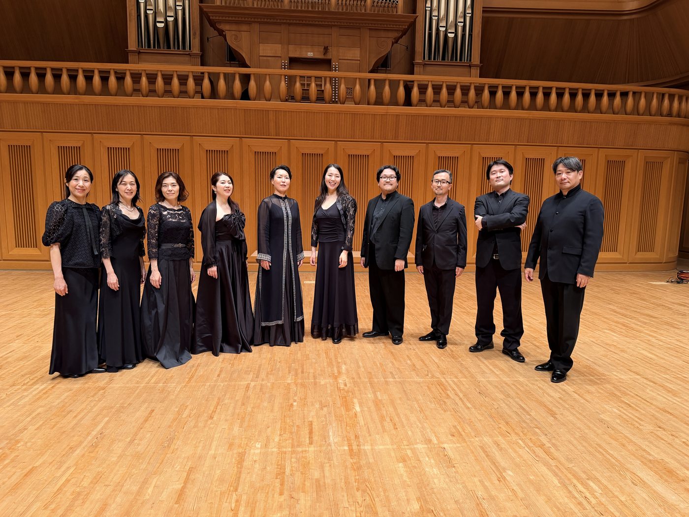 黒い衣装で並ぶ Radiant Singers のメンバー