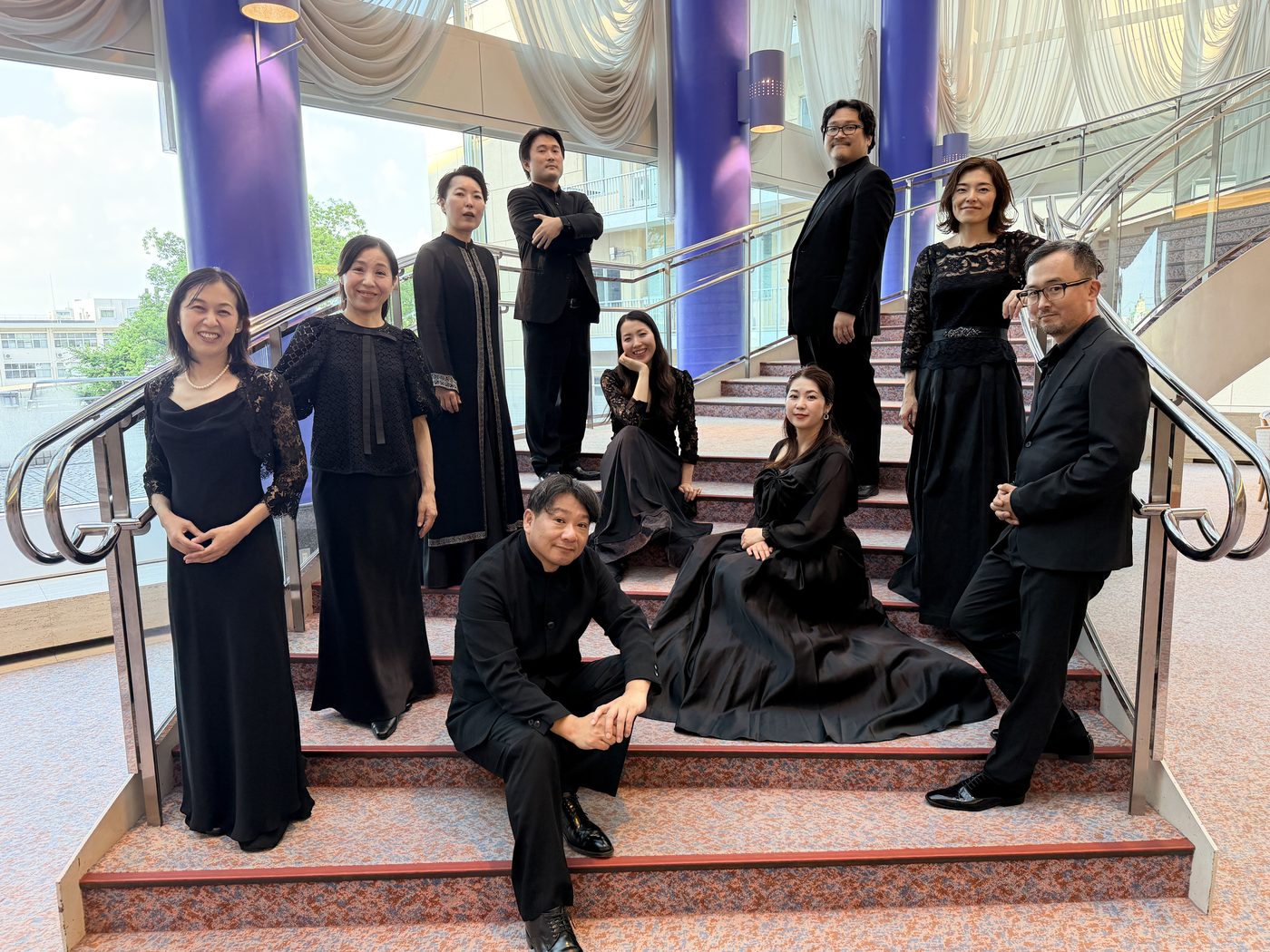 階段に集まった Radiant Singers のメンバー